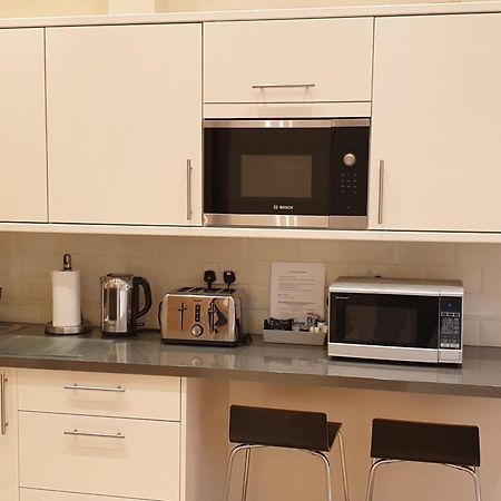 London Luxury Apartments 3 Bedroom Sleeps 8 With 3 Bathrooms 5 Mins Walk To Tube Station Free Parking イルフォード エクステリア 写真