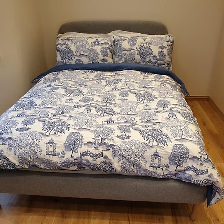 London Luxury Apartments 3 Bedroom Sleeps 8 With 3 Bathrooms 5 Mins Walk To Tube Station Free Parking イルフォード エクステリア 写真