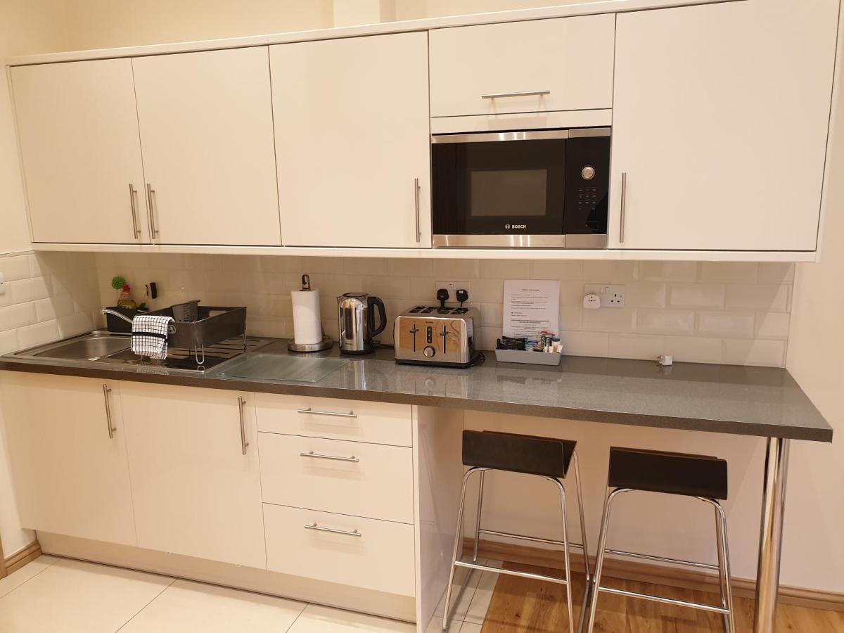 London Luxury Apartments 3 Bedroom Sleeps 8 With 3 Bathrooms 5 Mins Walk To Tube Station Free Parking イルフォード エクステリア 写真