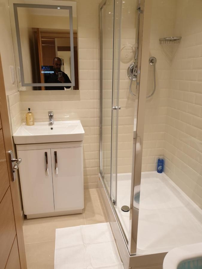 London Luxury Apartments 3 Bedroom Sleeps 8 With 3 Bathrooms 5 Mins Walk To Tube Station Free Parking イルフォード エクステリア 写真