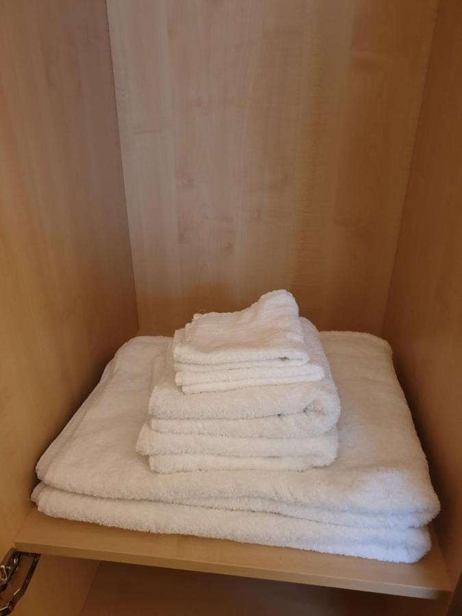 London Luxury Apartments 3 Bedroom Sleeps 8 With 3 Bathrooms 5 Mins Walk To Tube Station Free Parking イルフォード エクステリア 写真