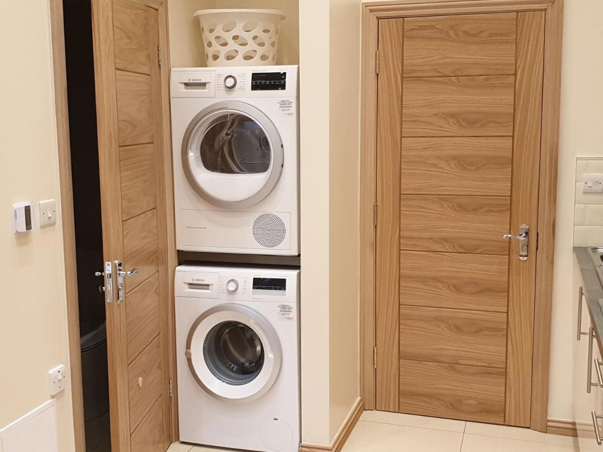 London Luxury Apartments 3 Bedroom Sleeps 8 With 3 Bathrooms 5 Mins Walk To Tube Station Free Parking イルフォード エクステリア 写真