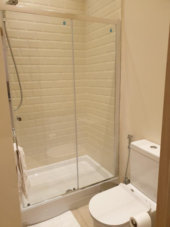 London Luxury Apartments 3 Bedroom Sleeps 8 With 3 Bathrooms 5 Mins Walk To Tube Station Free Parking イルフォード エクステリア 写真