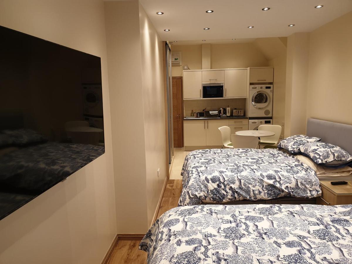 London Luxury Apartments 3 Bedroom Sleeps 8 With 3 Bathrooms 5 Mins Walk To Tube Station Free Parking イルフォード エクステリア 写真