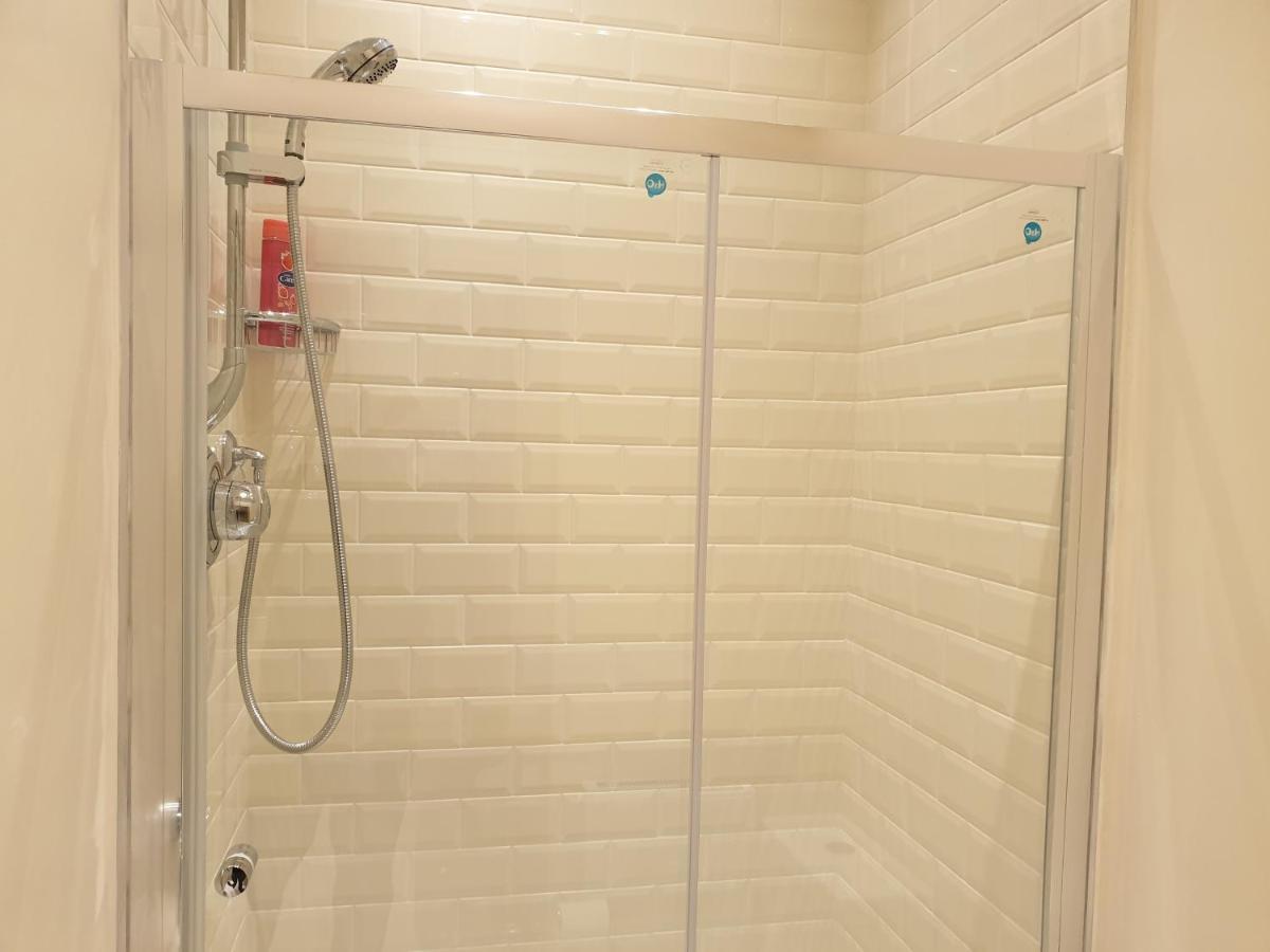 London Luxury Apartments 3 Bedroom Sleeps 8 With 3 Bathrooms 5 Mins Walk To Tube Station Free Parking イルフォード エクステリア 写真