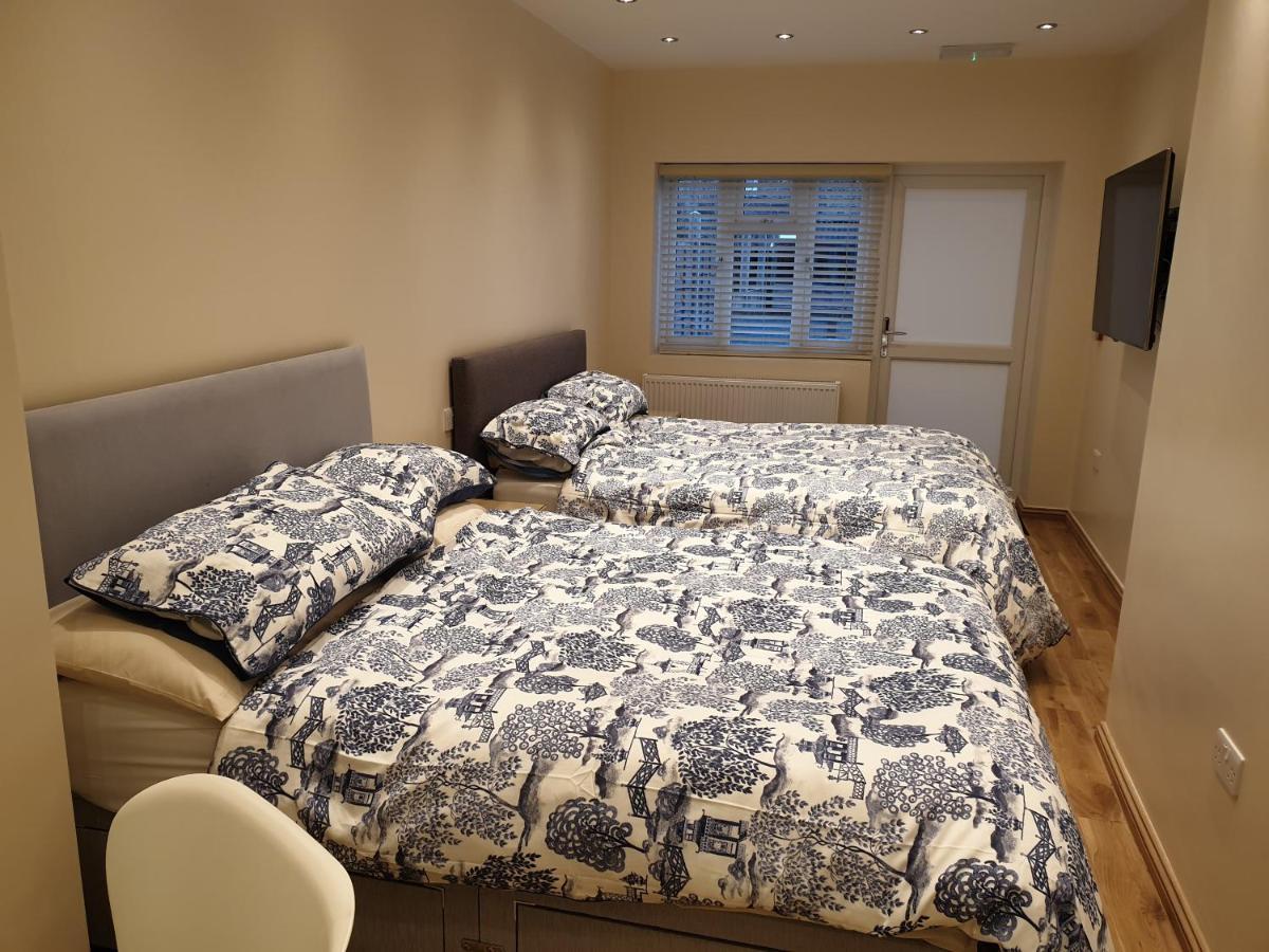 London Luxury Apartments 3 Bedroom Sleeps 8 With 3 Bathrooms 5 Mins Walk To Tube Station Free Parking イルフォード エクステリア 写真
