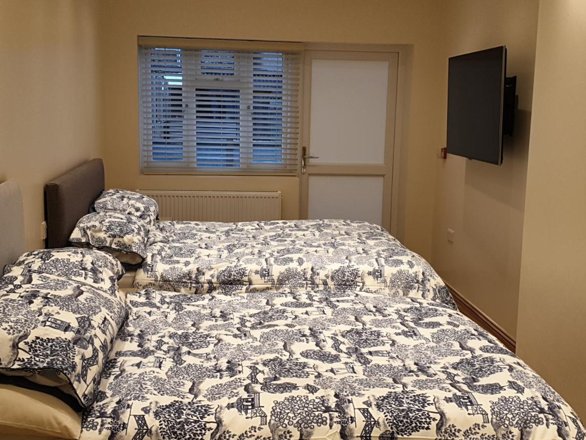 London Luxury Apartments 3 Bedroom Sleeps 8 With 3 Bathrooms 5 Mins Walk To Tube Station Free Parking イルフォード エクステリア 写真