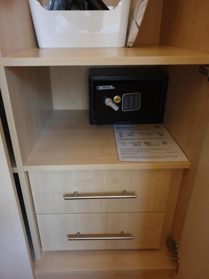 London Luxury Apartments 3 Bedroom Sleeps 8 With 3 Bathrooms 5 Mins Walk To Tube Station Free Parking イルフォード エクステリア 写真