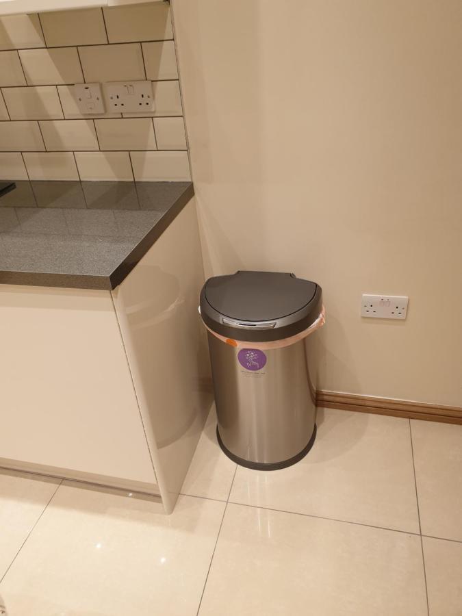 London Luxury Apartments 3 Bedroom Sleeps 8 With 3 Bathrooms 5 Mins Walk To Tube Station Free Parking イルフォード エクステリア 写真