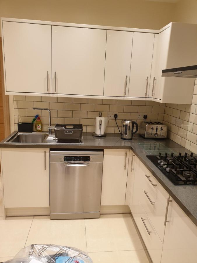 London Luxury Apartments 3 Bedroom Sleeps 8 With 3 Bathrooms 5 Mins Walk To Tube Station Free Parking イルフォード エクステリア 写真