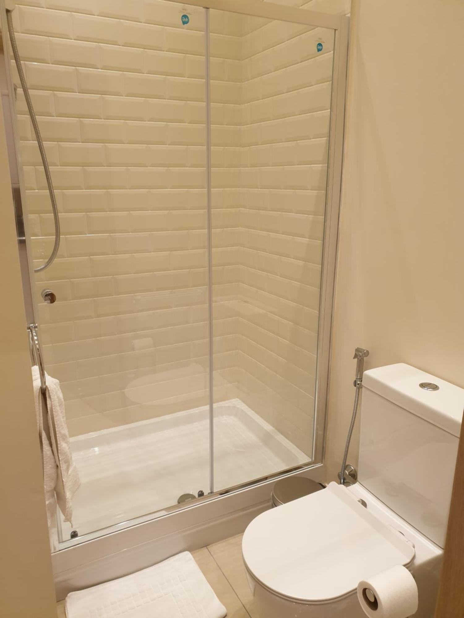 London Luxury Apartments 3 Bedroom Sleeps 8 With 3 Bathrooms 5 Mins Walk To Tube Station Free Parking イルフォード エクステリア 写真