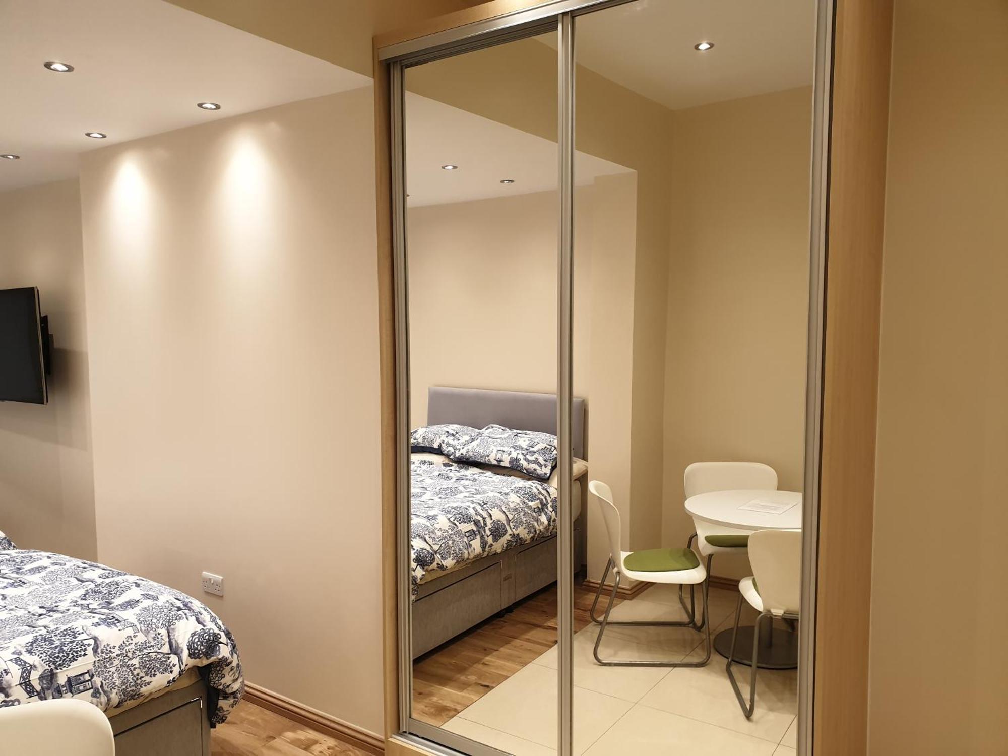 London Luxury Apartments 3 Bedroom Sleeps 8 With 3 Bathrooms 5 Mins Walk To Tube Station Free Parking イルフォード エクステリア 写真