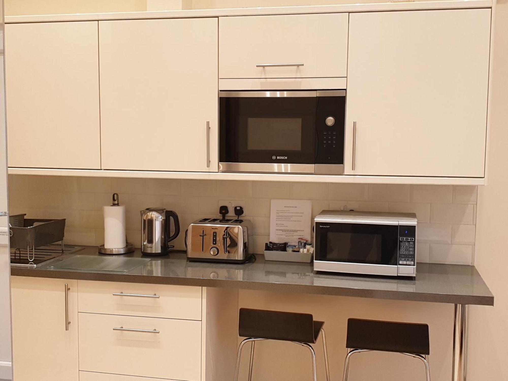 London Luxury Apartments 3 Bedroom Sleeps 8 With 3 Bathrooms 5 Mins Walk To Tube Station Free Parking イルフォード エクステリア 写真