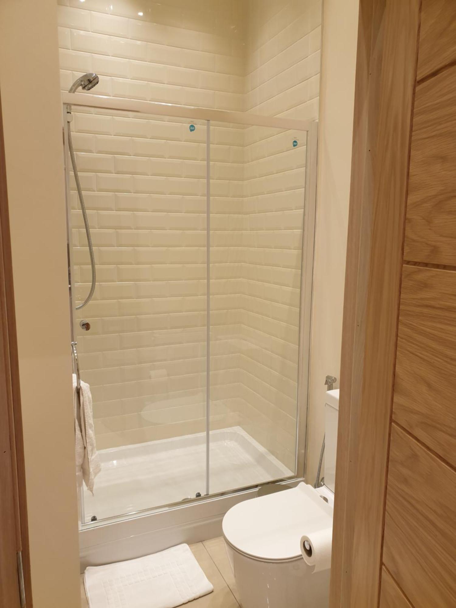 London Luxury Apartments 3 Bedroom Sleeps 8 With 3 Bathrooms 5 Mins Walk To Tube Station Free Parking イルフォード エクステリア 写真