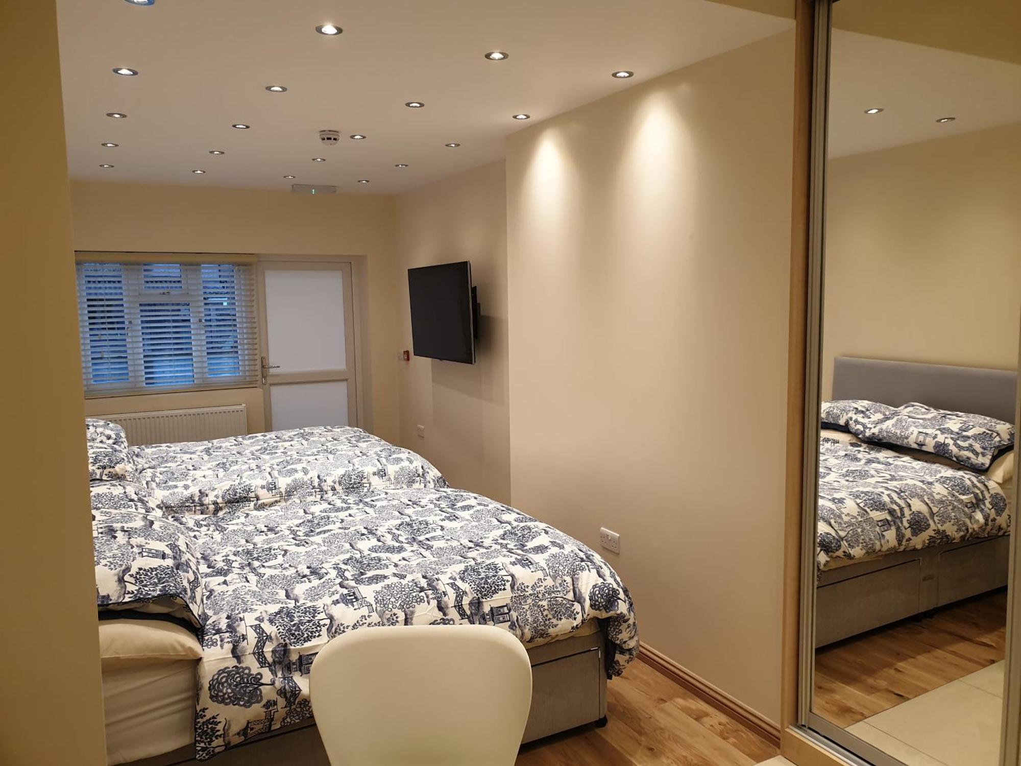 London Luxury Apartments 3 Bedroom Sleeps 8 With 3 Bathrooms 5 Mins Walk To Tube Station Free Parking イルフォード エクステリア 写真