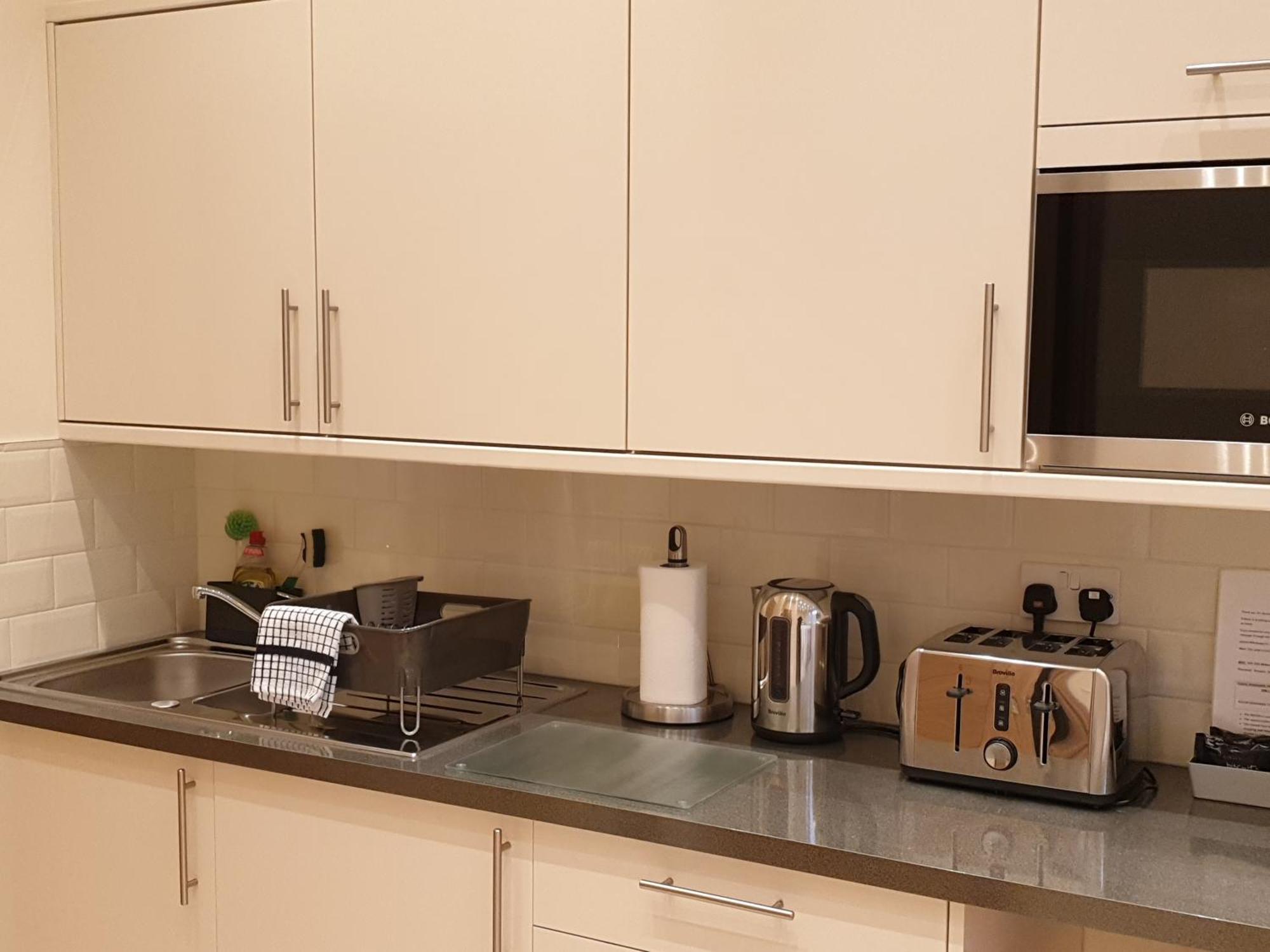 London Luxury Apartments 3 Bedroom Sleeps 8 With 3 Bathrooms 5 Mins Walk To Tube Station Free Parking イルフォード エクステリア 写真