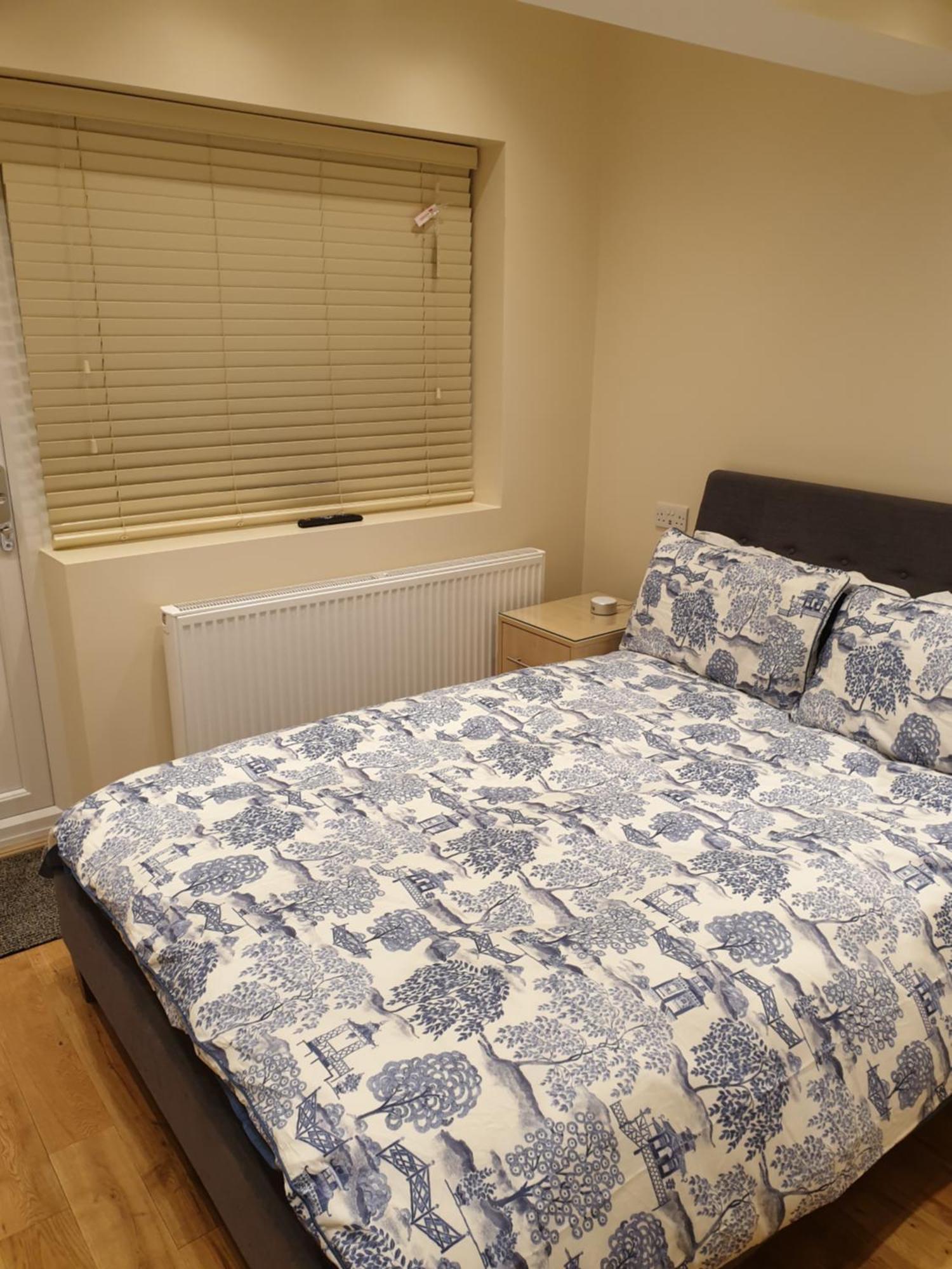 London Luxury Apartments 3 Bedroom Sleeps 8 With 3 Bathrooms 5 Mins Walk To Tube Station Free Parking イルフォード エクステリア 写真