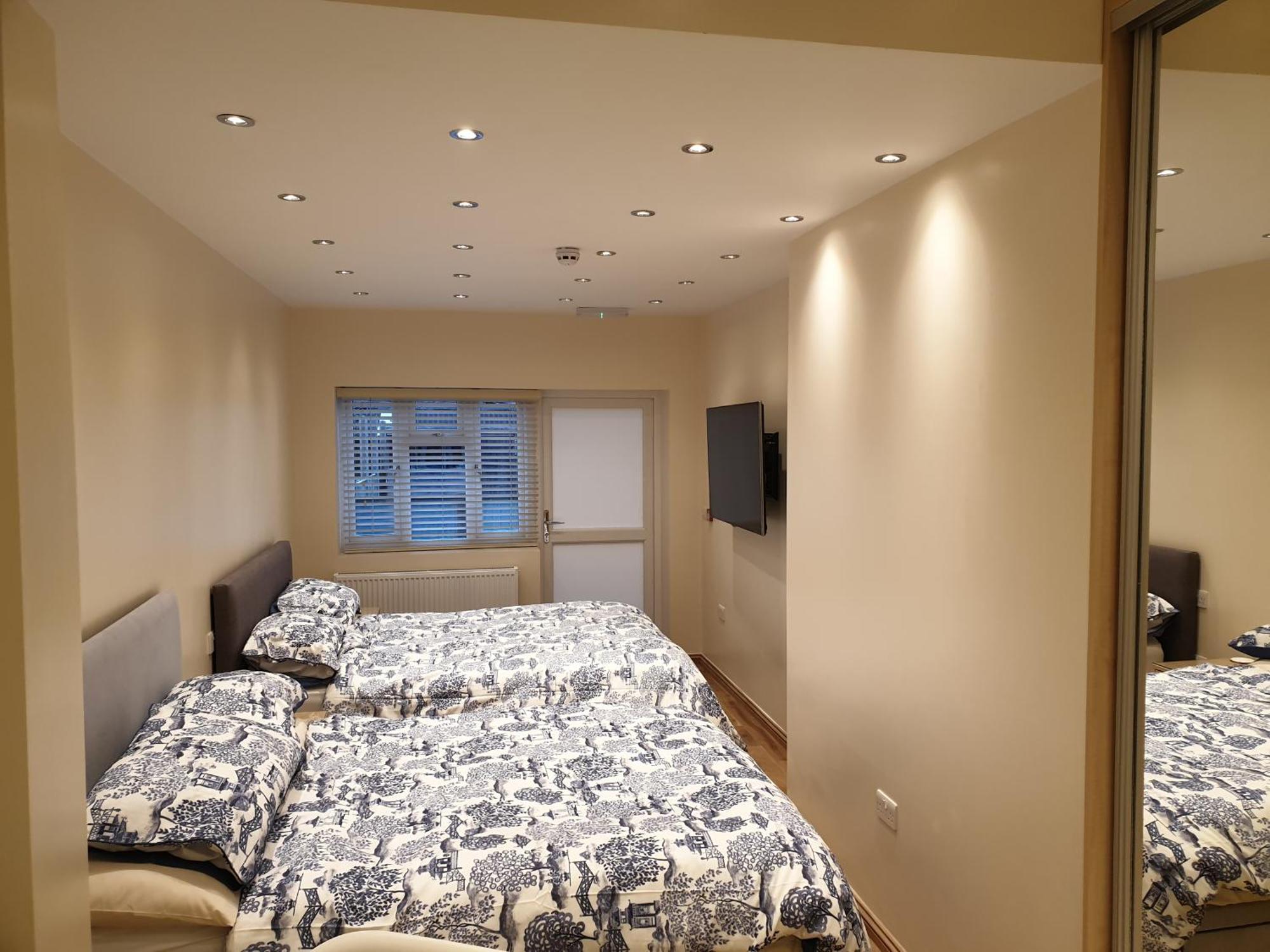 London Luxury Apartments 3 Bedroom Sleeps 8 With 3 Bathrooms 5 Mins Walk To Tube Station Free Parking イルフォード エクステリア 写真